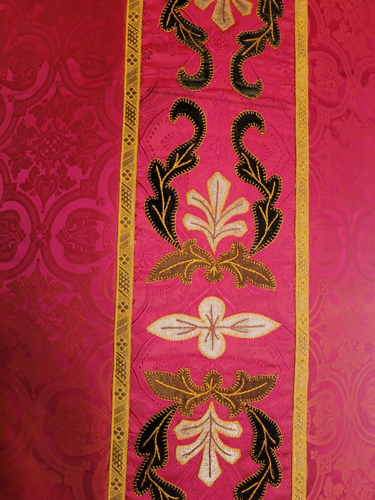 Priest's chasuble in damask, circa 1900