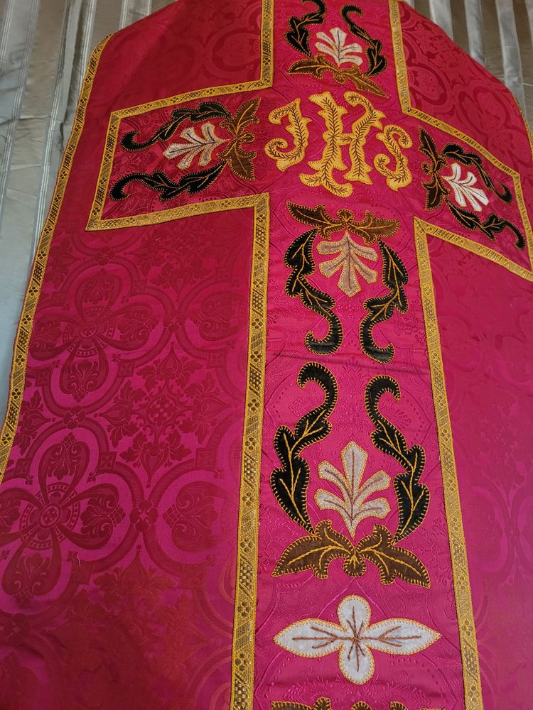 Priest's chasuble in damask, circa 1900