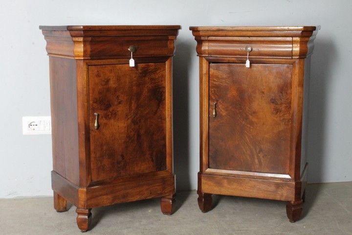 Antique pair of Cappuccino bedside tables in solid walnut from Lombardy 1840. Restored. Size L 49 x 35.