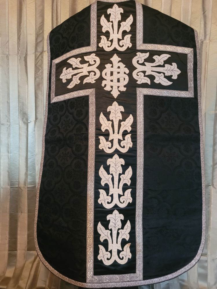 Priest's chasuble in damask, early 20th century