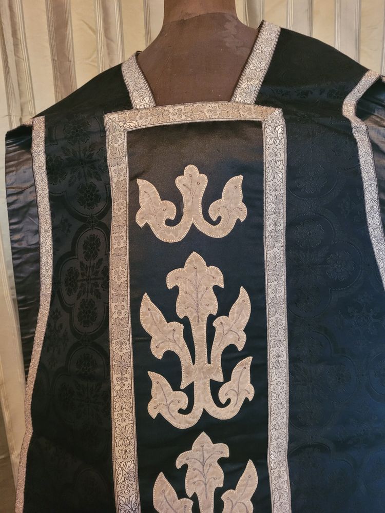 Priest's chasuble in damask, early 20th century