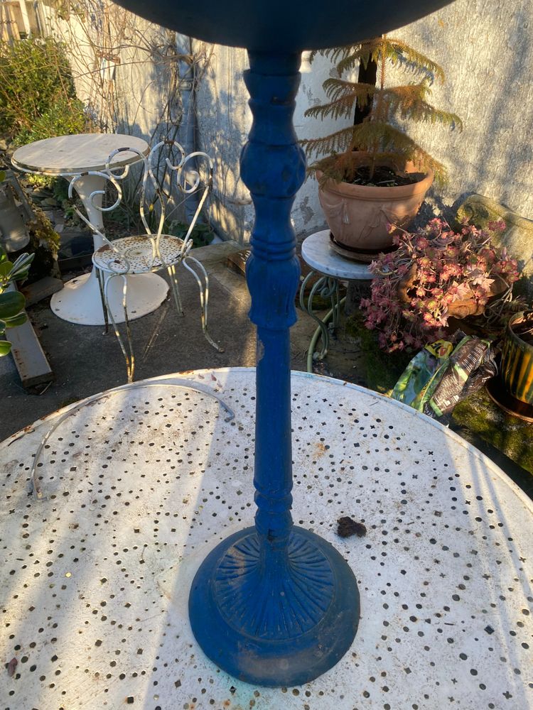 Beautiful ornate bird bath on a stand in cast iron Napoleon III lacquered in intense blue