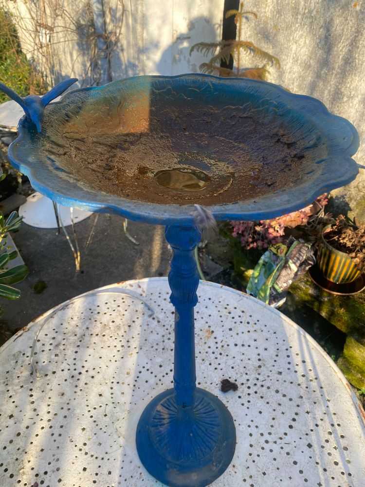 Beautiful ornate bird bath on a stand in cast iron Napoleon III lacquered in intense blue