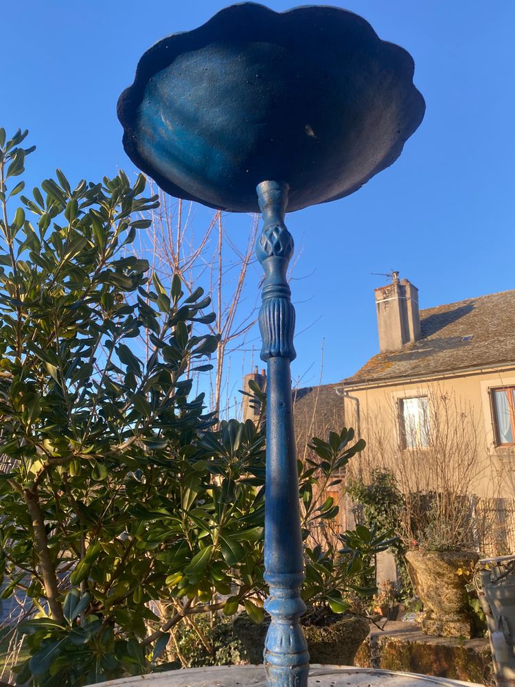 Beautiful ornate bird bath on a stand in cast iron Napoleon III lacquered in intense blue