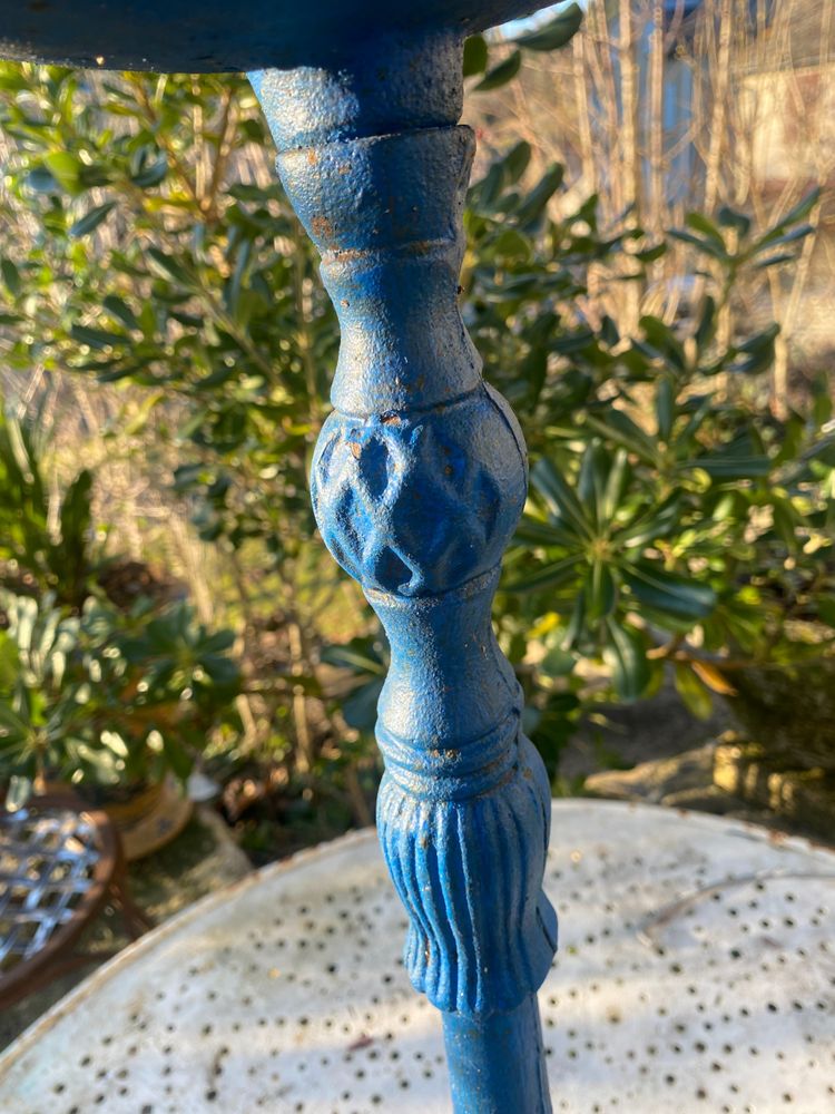 Beautiful ornate bird bath on a stand in cast iron Napoleon III lacquered in intense blue