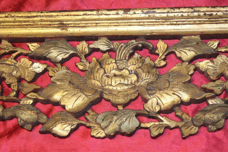 Bed front element in carved gilded wood Origin China 19th century length: 189.5 cm