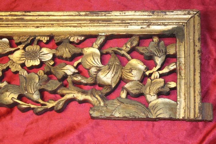 Bed front element in carved gilded wood Origin China 19th century length: 189.5 cm