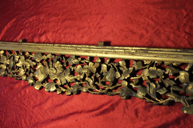 Bed front element in carved gilded wood Origin China 19th century length: 189.5 cm