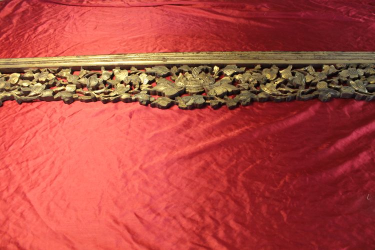 Bed front element in carved gilded wood Origin China 19th century length: 189.5 cm