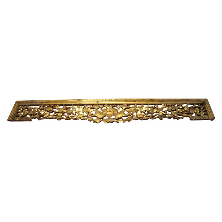 Bed front element in carved gilded wood Origin China 19th century length: 189.5 cm