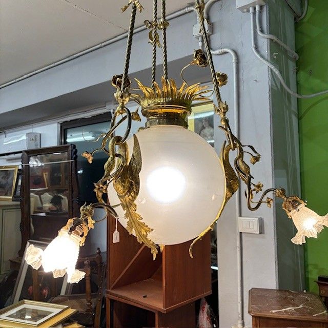 Antico strepitoso Lampadario fine 800 Liberty di grandi dimensioni Cigni . Vetro e bronzo dorato . 