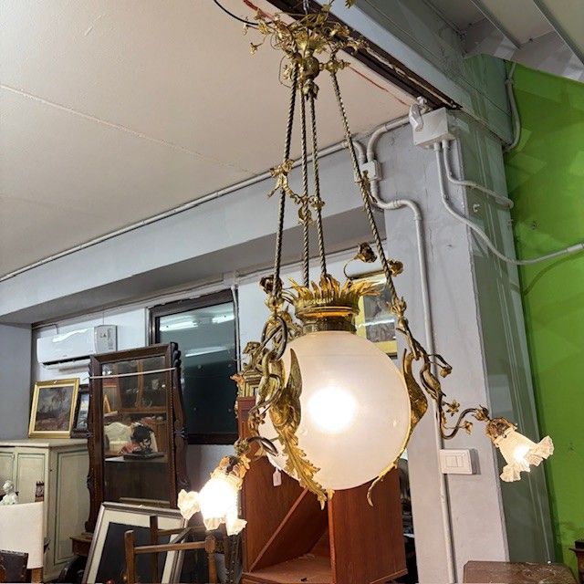 Antico strepitoso Lampadario fine 800 Liberty di grandi dimensioni Cigni . Vetro e bronzo dorato . 