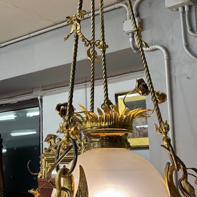 Antico strepitoso Lampadario fine 800 Liberty di grandi dimensioni Cigni . Vetro e bronzo dorato . 