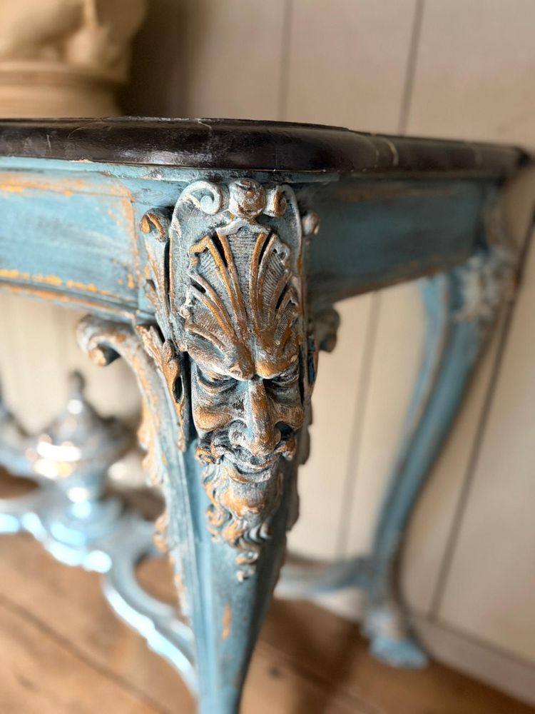 Italian console with mascarons and beautiful sculpture dating from the 19th century