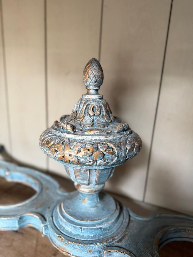 Italian console with mascarons and beautiful sculpture dating from the 19th century