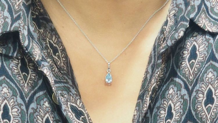 White gold and blue topaz solitaire necklace