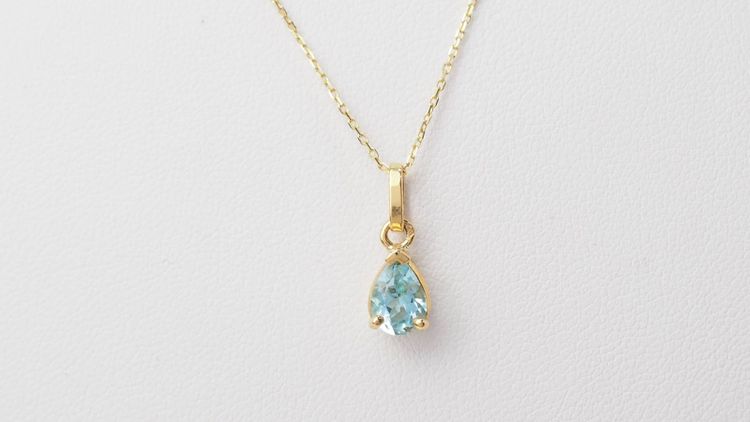 Yellow gold and blue topaz solitaire necklace