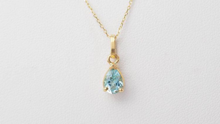 Yellow gold and blue topaz solitaire necklace