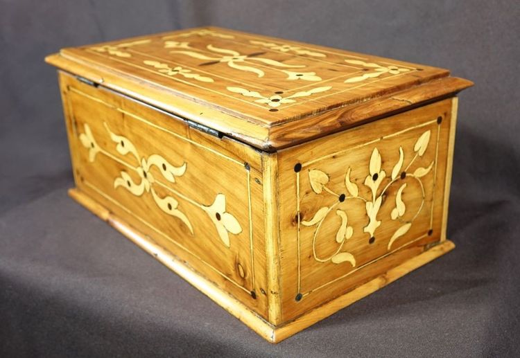 Yew Box with Intarsia Decoration