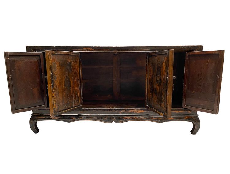 China, early 20th century, low enfilade buffet opening on four doors decorated with fixtures under glass