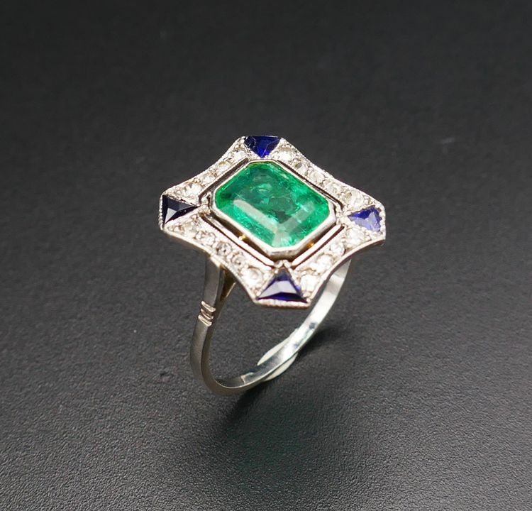 Art Deco ring set with a Colombian emerald (certificate), platinum.