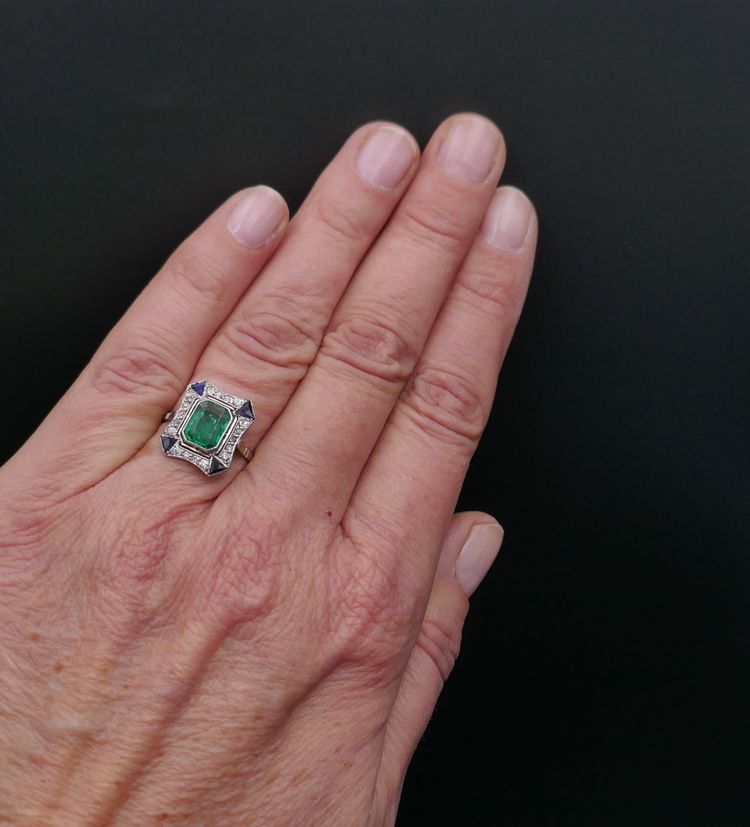 Art Deco ring set with a Colombian emerald (certificate), platinum.