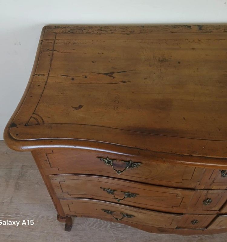 Louis XV Period Curved Chest Of Drawers In Elm And Inlaid Filets Circa 1750