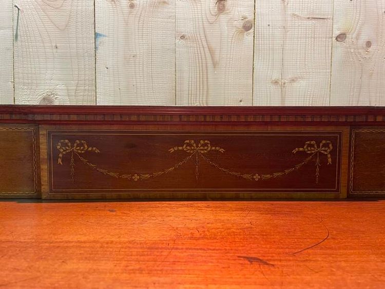 Library - English marquetry display case "Maple & Compagnie Londres"