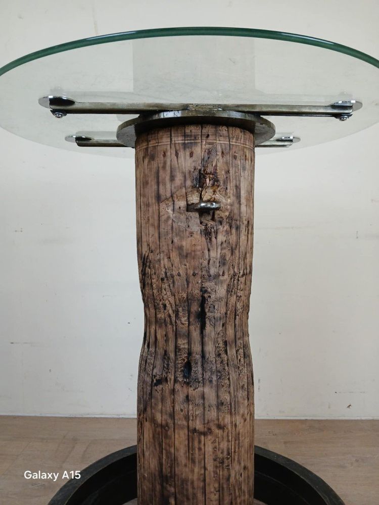 Design Industriel Pour Cette Table Haute Réalisée Avec Une Poulie Ancienne Et Un Axe En Bois