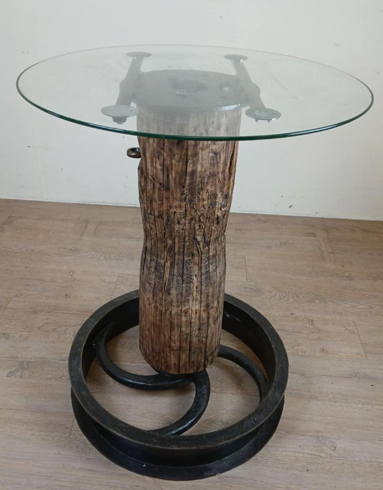 Design Industriel Pour Cette Table Haute Réalisée Avec Une Poulie Ancienne Et Un Axe En Bois