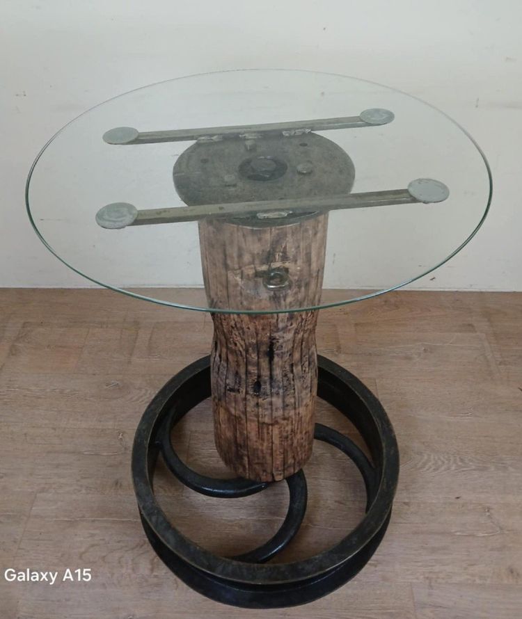 Design Industriel Pour Cette Table Haute Réalisée Avec Une Poulie Ancienne Et Un Axe En Bois