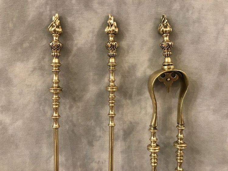 Ensemble de trois pièces d'accessoires de cheminée en bronze et laiton d'époque 19 ème 