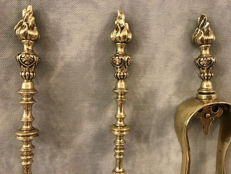 Ensemble de trois pièces d'accessoires de cheminée en bronze et laiton d'époque 19 ème 