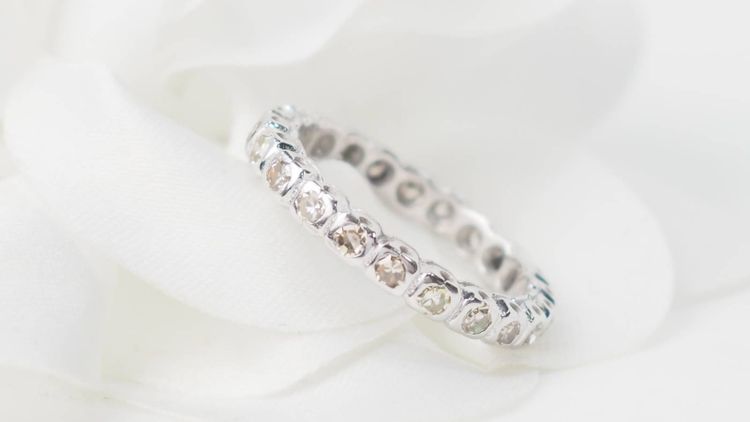 American wedding band in white gold and diamonds 0.22ct