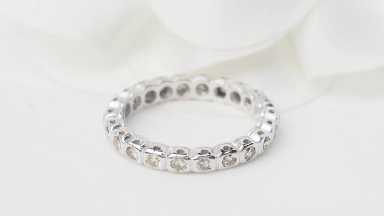 American wedding band in white gold and diamonds 0.22ct