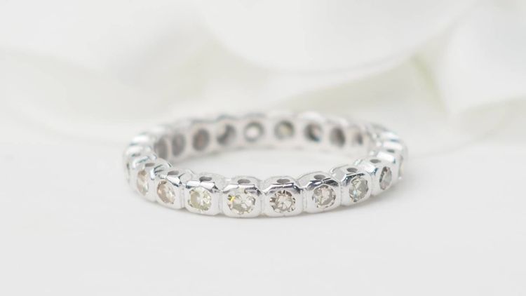 American wedding band in white gold and diamonds 0.22ct