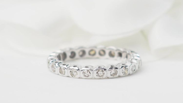 American wedding band in white gold and diamonds 0.22ct