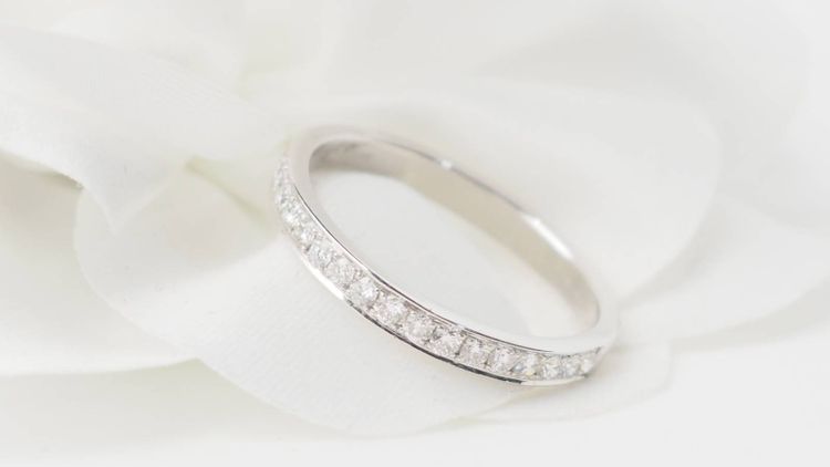 Half wedding band in white gold and diamonds 0.50ct