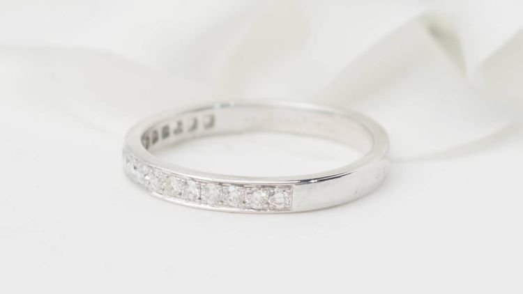 Half wedding band in white gold and diamonds 0.50ct