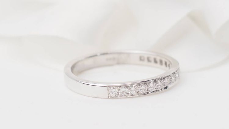 Half wedding band in white gold and diamonds 0.50ct