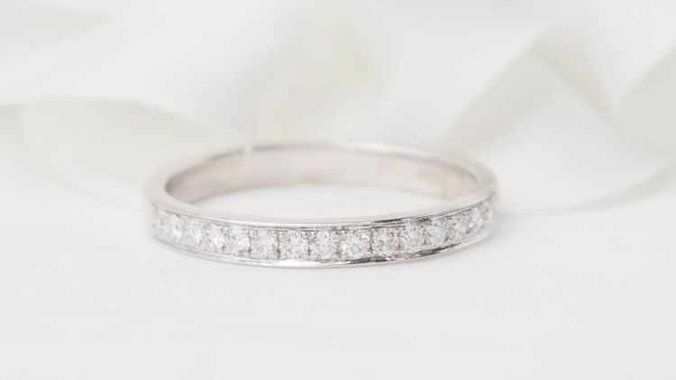 Half wedding band in white gold and diamonds 0.50ct