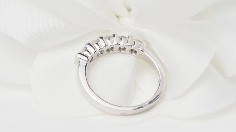 Half wedding band in white gold and diamonds 0.60ct