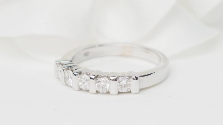 Half wedding band in white gold and diamonds 0.60ct