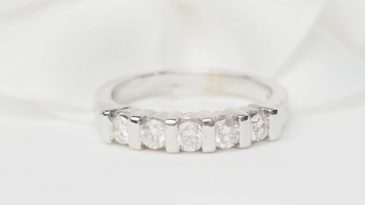 Half wedding band in white gold and diamonds 0.60ct