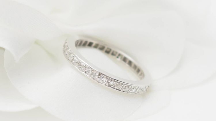 Wedding band in white gold and diamonds 0.35ct