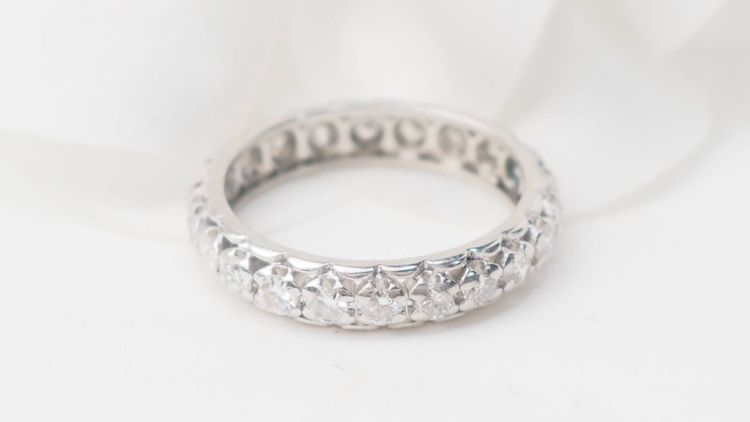 American wedding band in white gold and diamonds 0.88ct