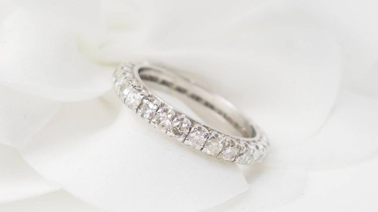 American wedding band in white gold and 1.12ct diamonds