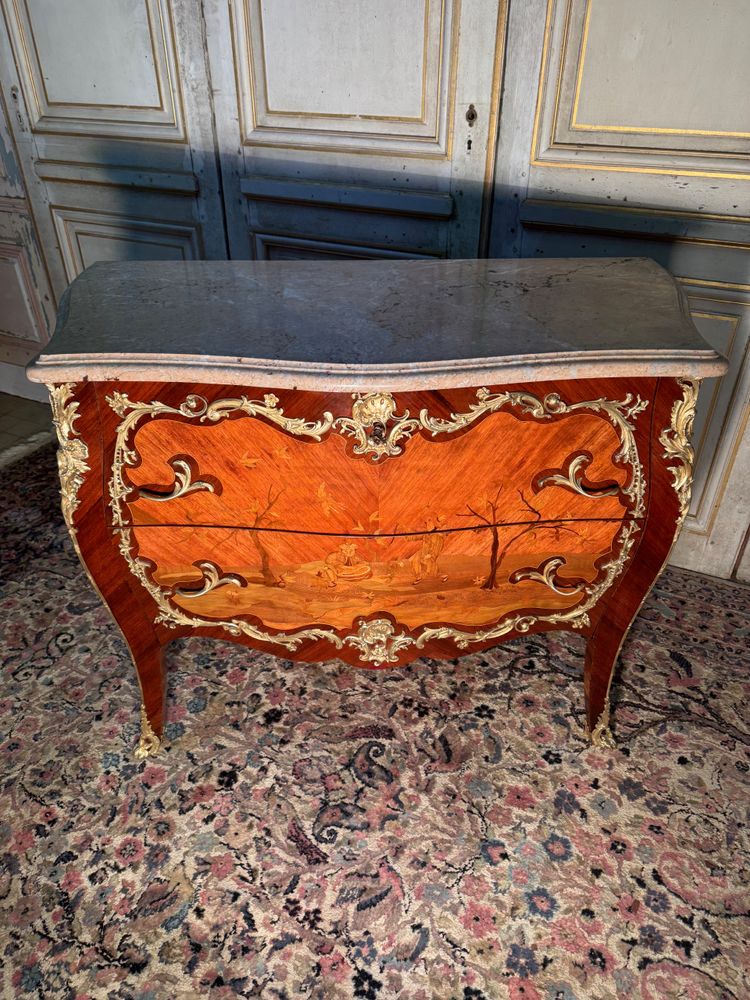 Louis XV style late 19th century chest of drawers with Chinese decor and fine bronzes