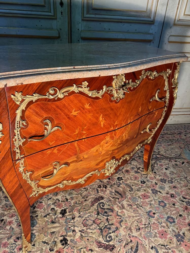 Louis XV style late 19th century chest of drawers with Chinese decor and fine bronzes