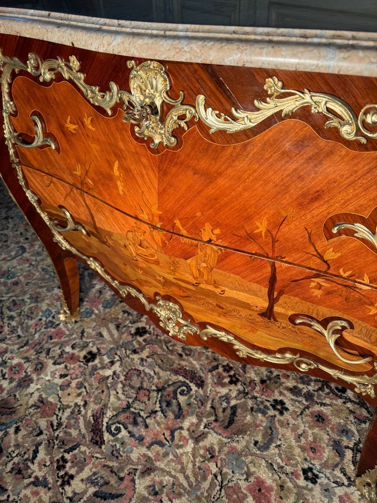 Louis XV style late 19th century chest of drawers with Chinese decor and fine bronzes